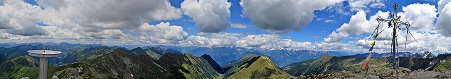 Dal Corno Stella vista panoramica verso le Orobie valtellinesi, la Valtellia e le Alpi Retiche